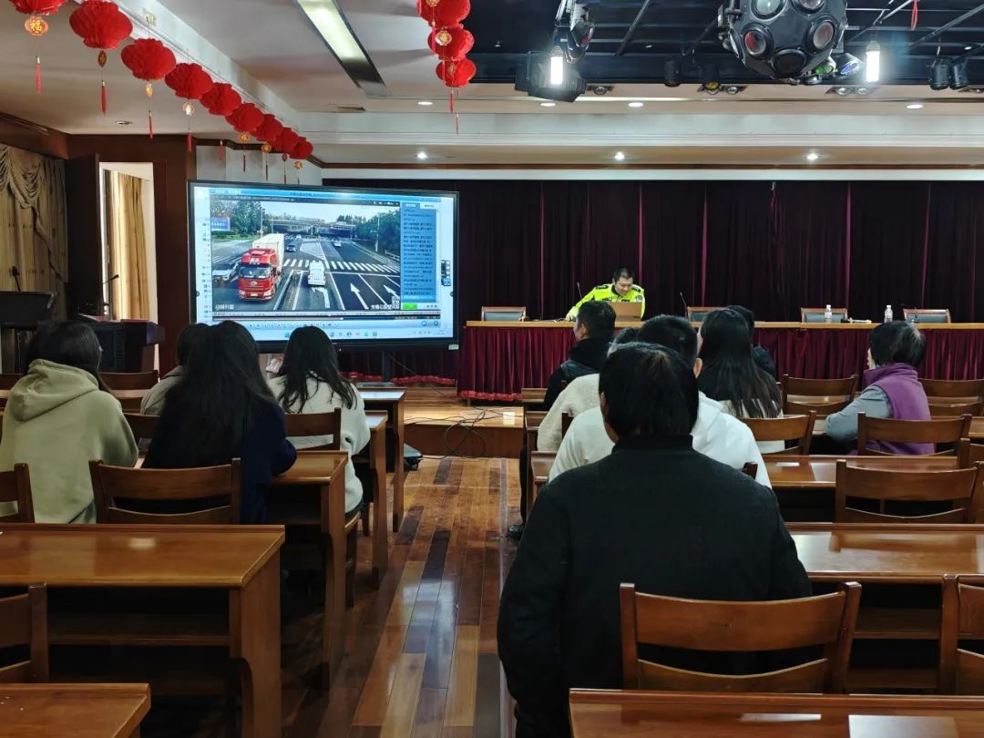 Dongbang Trafik Polisi Filosu, karayolu trafik güvenliğini teşvik etmek için fabrikaya geldi