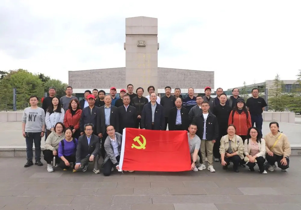 Changshu Polyester Co., Ltd. Parti Şubesi Yancheng Yeni Dördüncü Ordu Anıt Salonuna ziyaret düzenledi